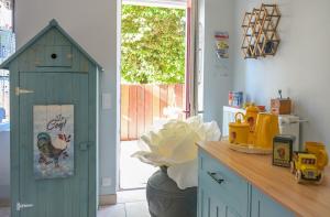 a kitchen with a chicken toy house on a counter at Rouges-Gorges 