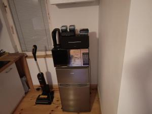 a room with a vacuum cleaner and a refrigerator at W Częstochowie in Częstochowa