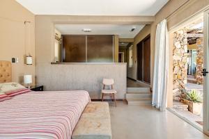 a bedroom with a bed and a kitchen at Casa Laderas de Chacras de Coria in Chacras de Coria