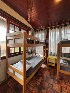 a room with two bunk beds in a cabin at Numa Boa HOSTEL Búzios in Búzios