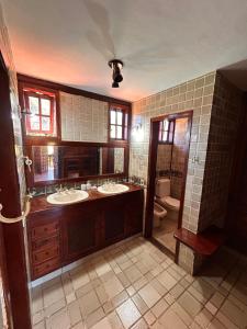 a bathroom with two sinks and a toilet at Numa Boa HOSTEL Búzios in Búzios