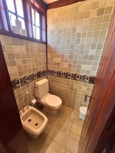 a bathroom with a toilet and a sink at Numa Boa HOSTEL Búzios in Búzios