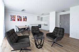 a room with chairs and a table and a dining room at Alleenstraße 66 in Wendlingen am Neckar