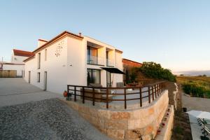 a villa with a view of the ocean at Eira das Maçãs - Óbidos 