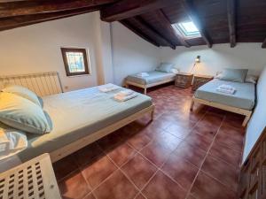 a bedroom with two beds and a couch in it at Casona del Tajuña in Armuña de Tajuña