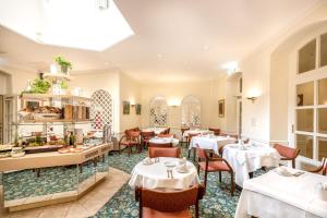 a restaurant with tables and chairs in a room at Garner Hotel Berlin - Messe by IHG in Berlin