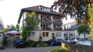 un edificio con coches estacionados frente a él en Wohlfühlhotel Alpenrose, en Bad Wörishofen