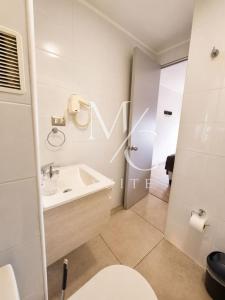 a bathroom with a toilet and a sink and a shower at Deptos Estudios y de 2 dormitorios, Central, San Martin 2426. Sector Mall Plaza, Cowork y Factura. in Antofagasta +70 photos