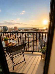 a balcony with a table and a view of a city at Deptos Estudios y de 2 dormitorios, Central, San Martin 2426. Sector Mall Plaza, Cowork y Factura. in Antofagasta