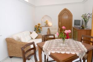 - un salon avec une table et un canapé dans l'établissement Casa Marechiaro, à Conca dei Marini