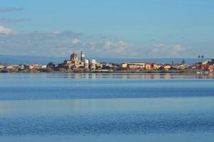 a large body of water with a city in the background at L Isola in Càbras