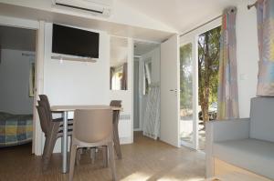 TV a/nebo společenská místnost v ubytování Camping Les Castors