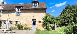 an old stone house with a white door at La Longère en Puisaye, 2 gîtes à 10 min de Guédelon réservables ensemble et séparément in Dampierre-sous-Bouhy