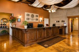 a salon with a wooden bar in a room at Comfort Inn Pomona near Fairplex in Pomona