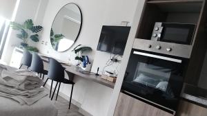 a living room with a fireplace and a mirror at VIP Suite Antofagasta in Antofagasta