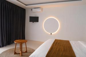 a bedroom with a bed and a round mirror at Montelago Batur in Bangli
