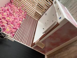 a wooden box filled with pink flowers on the floor at Apparemment jacuzzi balnéo centre de Bordeaux in Bordeaux +38 photos