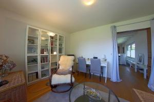 a living room with a table and a dining room at NS 6 Möwenkoje Wremen in Wremen