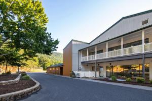an empty road in front of a building at The Summit at Massanutten Resort by TripForth in McGaheysville