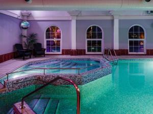 a large swimming pool in a hotel room at Mercure Haydock Hotel in Haydock
