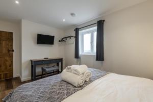 a bedroom with a bed with towels on it at 2 Bed in Otterden oc-c36010 in Otterden
