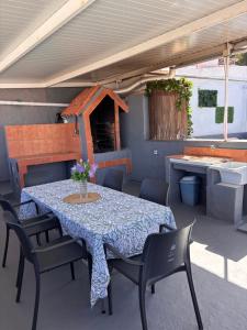 a table and chairs on a patio with a sink at Chalet Rutas de Valsequillo in Valsequillo