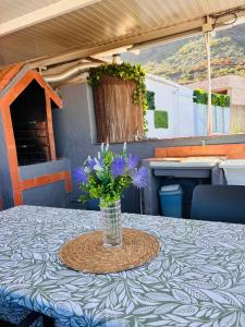 a vase with purple flowers sitting on a table at Chalet Rutas de Valsequillo in Valsequillo +47 photos