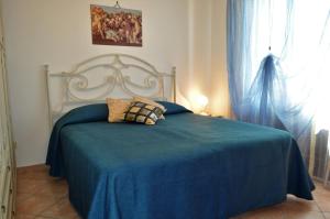 マカリにあるCamere da Mariolinaのベッドルーム1室(青い毛布、窓付)