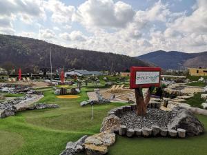 a sign in the middle of a golf course at Ferienhaus an der Eder in Edertal