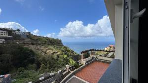 a balcony with a view of a mountain at Vila Boehémia in Canhas