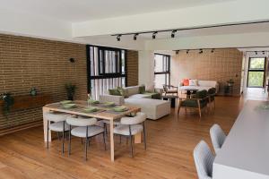 a living room with a table and chairs at Altitud Medellín Viem Living in Medellín