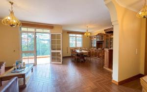 a living room with a table and a kitchen at Vila Boehémia in Canhas