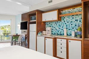 a kitchen with a bed and a table in a room at Margaritaville Vacation Club - St Thomas in Frydendal