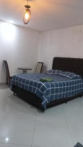 a large bed in a room with a table at suite Perto do aeroporto de guarulhosAv Jovita 401 in Guarulhos