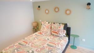 a bedroom with a bed and two pillows at Le Perchoir d'Orthez in Orthez +8 photos