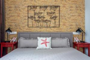 a bedroom with a bed and two red tables at Piccoleto Bianco in Badacsonytomaj