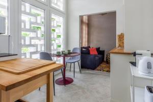 a kitchen and a living room with a table and chairs at Piccoleto Bianco in Badacsonytomaj