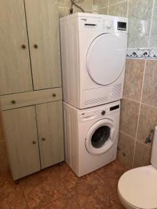a washing machine with a mirror on top of it at Chalet Rutas de Valsequillo in Valsequillo