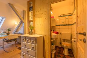 ein Bad mit einem WC und einem Waschbecken in der Unterkunft Die Bleibe in Erlangen