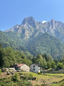 a house in a field with mountains in the background at Mezze Lune in Braone