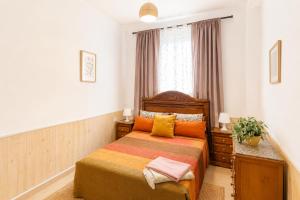 a bedroom with a bed with orange pillows at chic appart vue sur piscine in Tangier