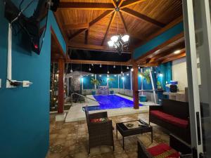 a pool in the middle of a room with blue walls at Alma y Paz Beach House in Bejuco