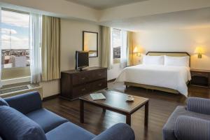 a hotel room with a bed and a tv at Fiesta Inn Ciudad Juarez in Ciudad Juárez +61 photos