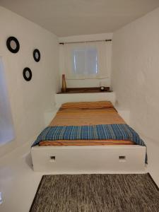 a bed in a small room with a window at La Muralla in Yunquera