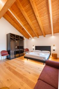 a bedroom with a bed and a couch at Hotel Villa Amabile in Villa dʼAllegno