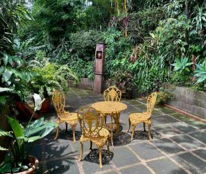 a table and four chairs and a table and chairsearch at cabañas de Apaneca in Apaneca