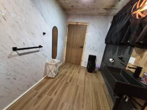 a room with a door and a wooden floor at Seigneurie de Valdombre in Lévis +36 photos