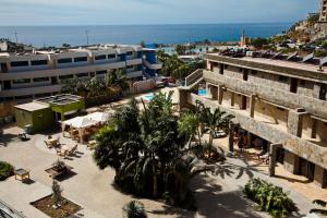 an overhead view of a building with a courtyard with palm trees at Terraza de Amadores in Puerto Rico de Gran Canaria