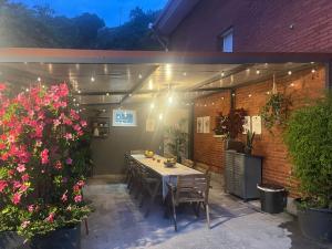 a patio with a table and chairs and flowers at CASAMENTERA in Mentera-Barruelo