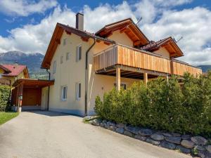 a house with a wooden roof and a driveway at Kipaji 2 in Kötschach